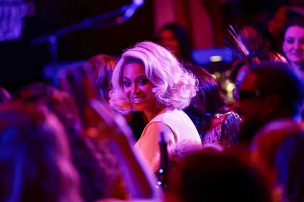 Beyonce with an old hollywood bob