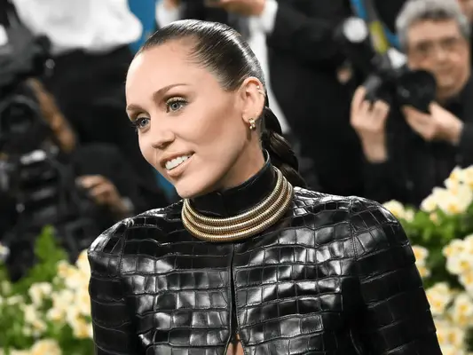 Tento produkt $ 15 dal Miley Cyrus 'Slick Met Gala Braid ultra skelný lesk