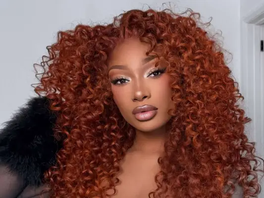 La manicura de aluminio de oro de Megan Thee Stallion es el arte de uñas de primavera dramático perfecto