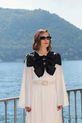 Keira Knightley wears her hair in a side-parted bob at the Chanel Cruise 2025/2026 fashion show 