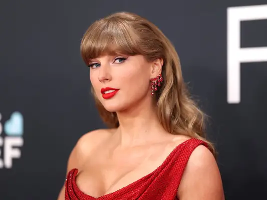 Taylor Swifts Silbermaniküre ist funkelnde Sommerperfektion