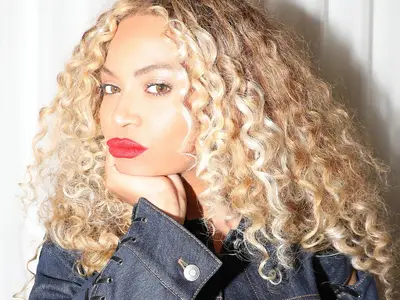 Beyoncé holding hands with Jay-Z and showing off her Western French manicure.