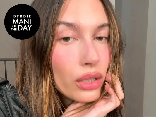 Fügen Sie Hailey Biebers weicher französischer Maniküre zu Ihrem Frühlings -Moodboard hinzu