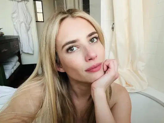 Transformace zimních vlasů Emmy Robertsové byla inspirována „Julií Robertsovou z 90. let