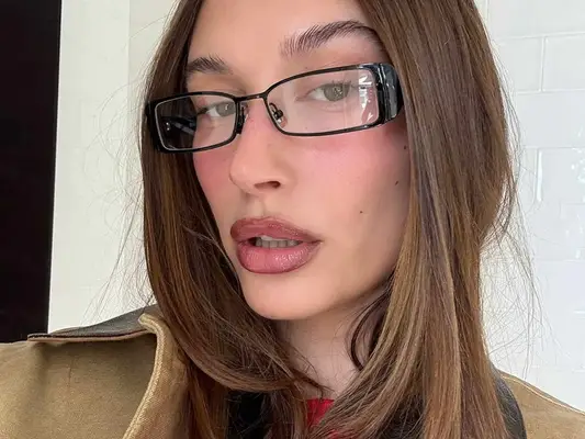 Hailey Bieber 'no podría vivir sin' este elemento básico para el cuidado de la piel