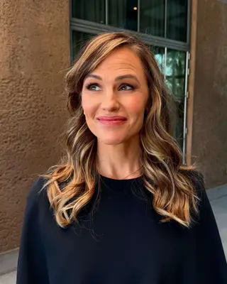 Jennifer Garner showing off her new blonde highlights.