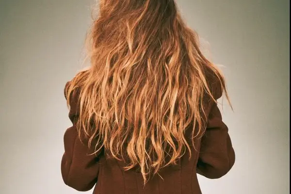 blake lively back of hair with loose beach waves