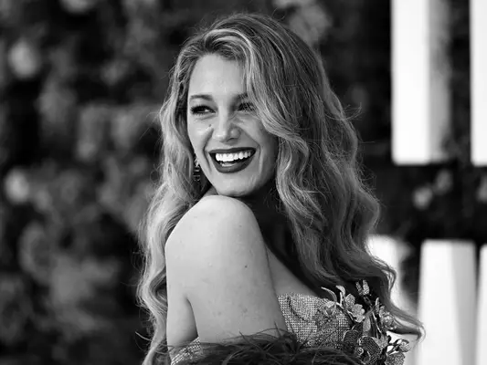 Blake Lively's Holiday Beauty Vibe er inspirert av 'Big Hair, Always'