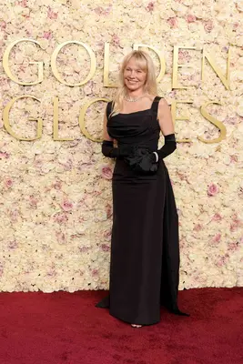 Pamela Andersonat the 2025 Golden Globe Awards in a black gown with opera gloves
