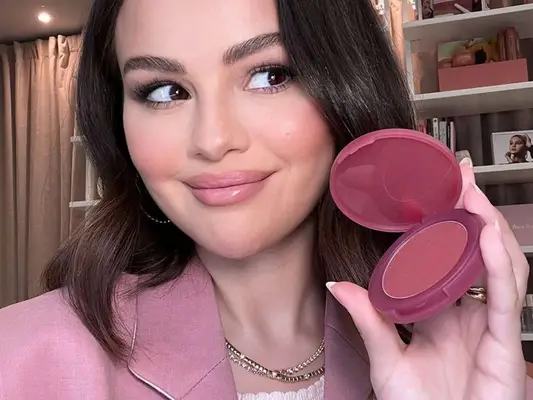 La manicure Winter Blush di Selena Gomez è l'Inso per unghie più romantico