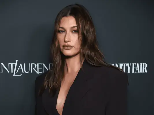 Hailey Bieber debutoval glazovanou manikúrou koblihy 2.0