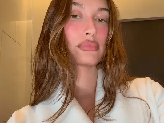 Hailey Bieber tauschte ihre klassische Nude Lip Combo gegen Pink Glitter aus