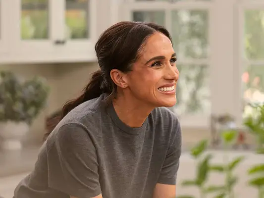 Znaleźliśmy dokładne użycie lakieru do paznokci Meghan Markle do jej mlecznego manicure