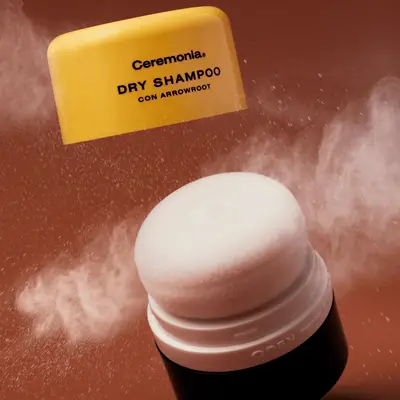 Bez aerozolu bez aerozolu puff suchego szamponu odświeża korzenie naszych redaktorów w podróży