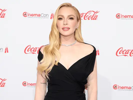 Copie as dicas francesas de Lindsay Lohan para uma manicure clássica da primavera