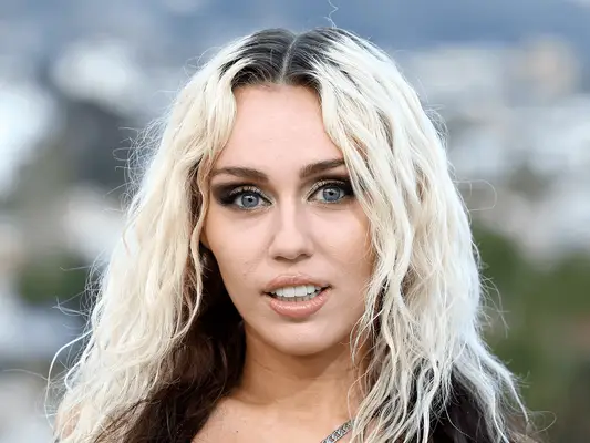 Blunt Bangs i masywne atrakcje Miley Cyrus dają Hannah Montanę
