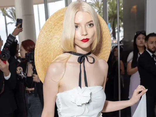 Anya Taylor-Joy dokazuje, že červená rtěnka je jediný make-up, který potřebujete letos v létě