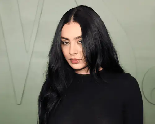 La tendencia gótica suave de Charli XCX Mani Glam y Black Mani clavado