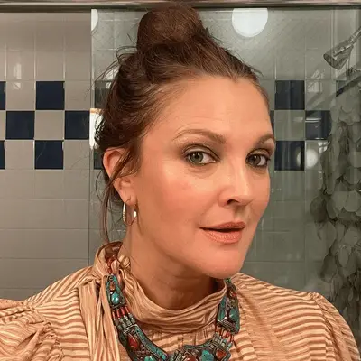 Drew Barrymore benutzt diese 2 -Dollar -Reinigungsbar jeden Morgen und Nacht