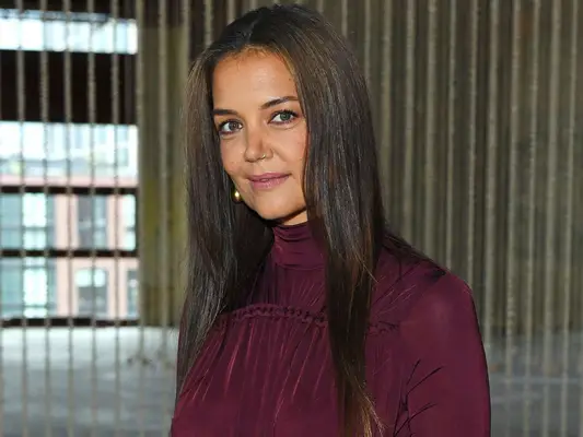 Katie Holmes ha debuttato per la colpi piena per l'autunno