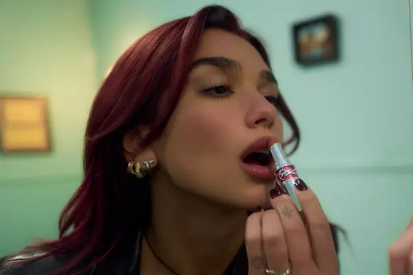 C'est le rouge à lèvres exact Dua Lipa porte dans sa vidéo de «saison d'entraînement»