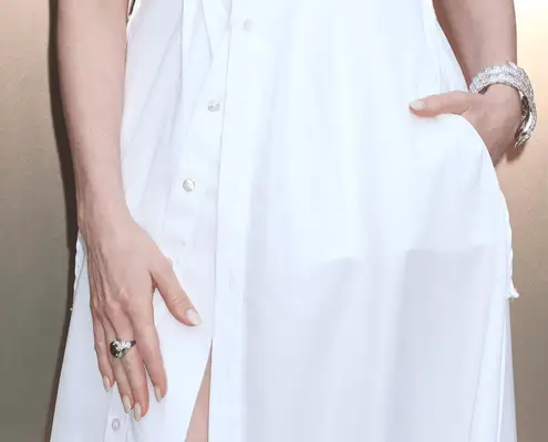 An up-close photo of Anne Hathaway