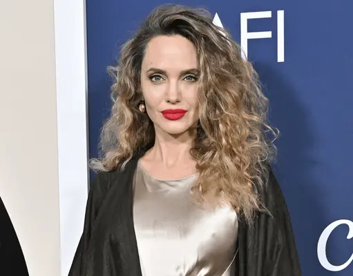 Angelina Jolie zamieniła swój elegancki wybuch na dramatyczne loki