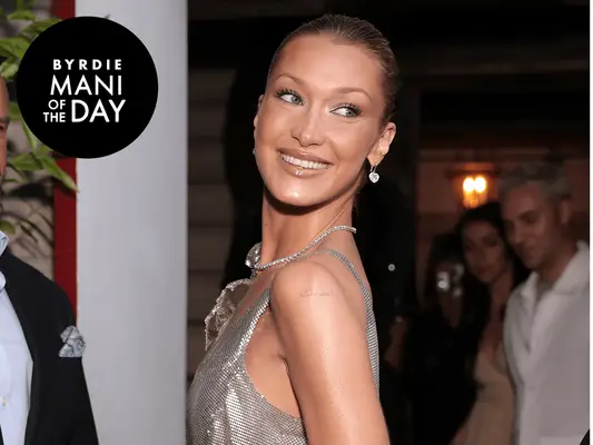 Kopiowanie miękkiego francuskiego manicure Belli Hadid jest szczytem mojej letniej listy rzeczy do zrobienia