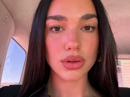 „Naked“ francouzská manikúra Dua Lipa je nejlepší zimní inspiro