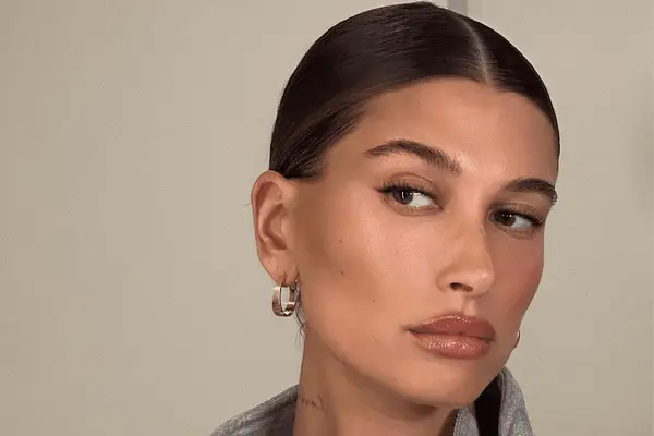 Hailey Bieber selfie