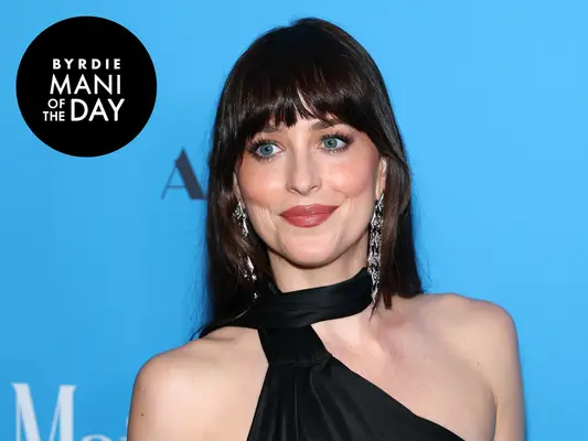 Jeg tilføjer Dakota Johnsons uventede Cat Eye Manicure til mit sommerstemningsbræt