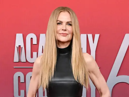 Nicole Kidman wearing her hair down on a red carpet.