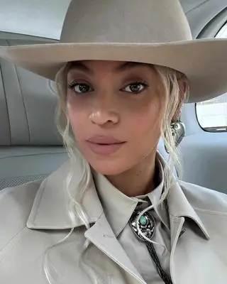 Beyonce close up selfie with tan makeup