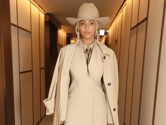 Beyoncé prøvde vårens beige blonde trend med en moderne cowgirl -vri