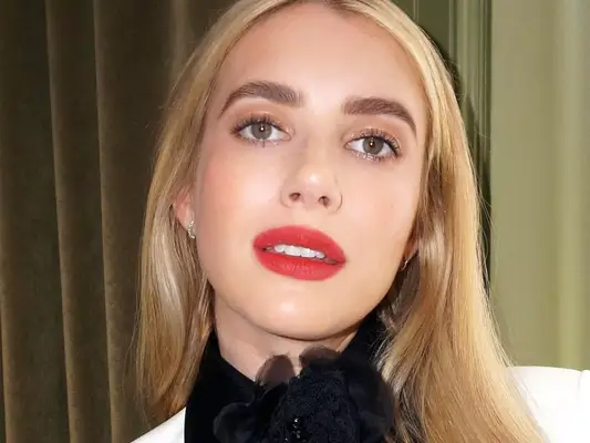 Emma Roberts m'a dit que son go-to d'été pour une peau brillante est cette huile corporelle tiktok-aimée