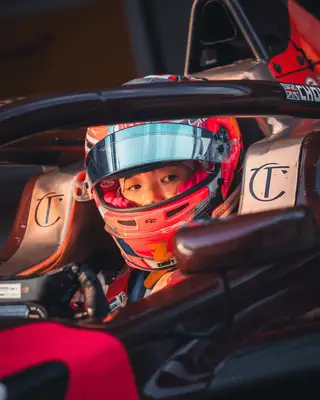 F1 Academy's Chloe Chong søler hennes nybegynner skjønnhetsrutine