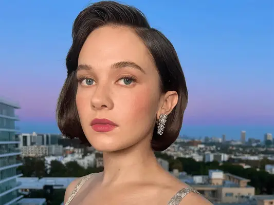 Cailee Spaeny llevaba labios ruborizados y mejillas de bayas al estreno de 'Priscilla'