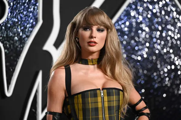 Taylor Swift portait une manucure Gothy sur le thème de la lune sur le tapis rouge VMAS