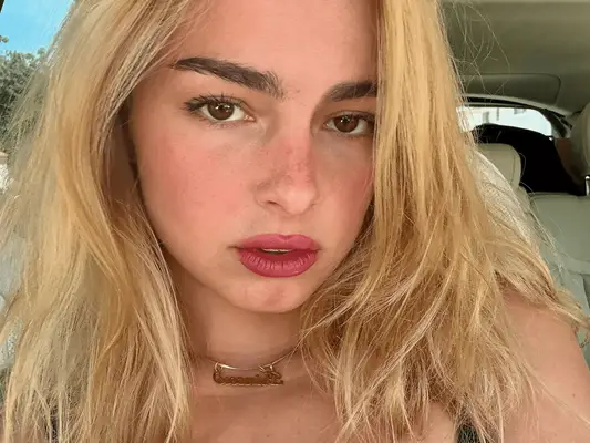 Addison Raes 'Schlafzimmernägel' sind der nostalgische Trend, den man in diesem Frühjahr ausprobieren kann