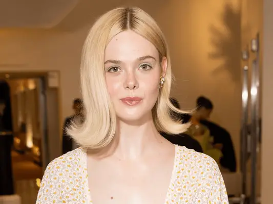 Przez całe lato kopiujemy miękki błękitne cień do powiek Elle Fanning