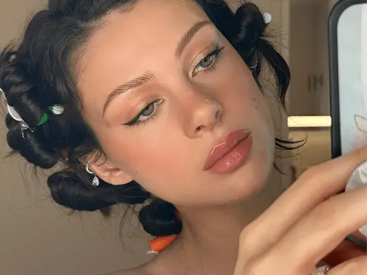 Nicola Peltz Beckham selfie 