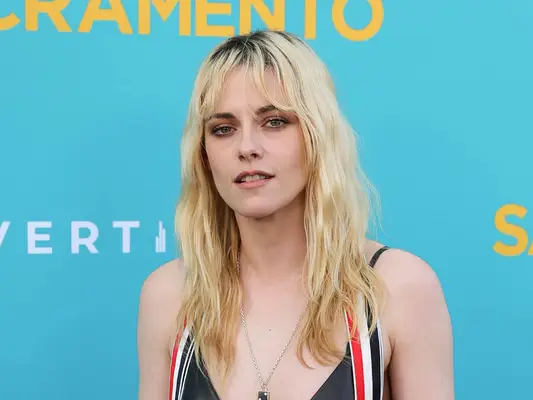 Kristen Stewart bragte den dipfarvede hårtrend tilbage med en lyserosa bolle