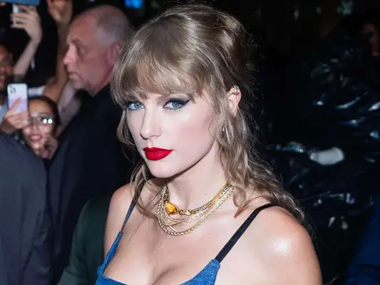 Taylor Swift tauschte ihre charakteristische rote Lippe gegen einen unerwarteten Schatten ein