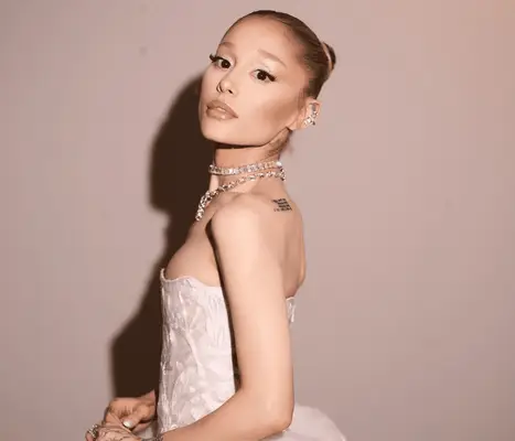 El elegante bollo de Ariana Grande y el Mani rosa francés rosa traen balletcore para caer