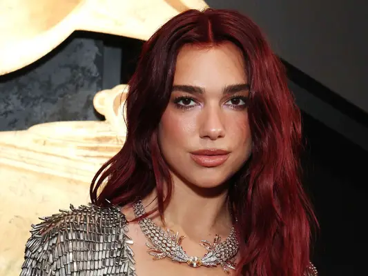 Dua Lipa matchede hendes metalliske øjenskygge til sin kjole på Grammys 2024