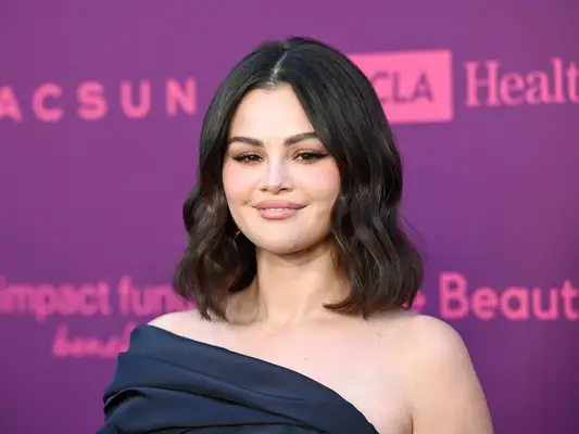 Selena Gomez pokazała swój nowy diament z różowym ciasteczkiem cukrowym mani