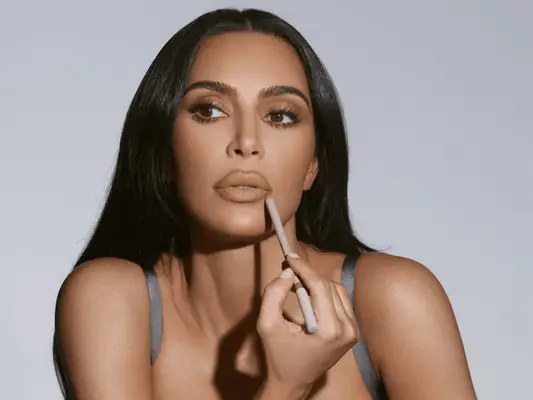 Kim Kardashian bringt ihre Fan-Favoriten-Lippensteine ​​mit einer neuen und verbesserten Formel zurück