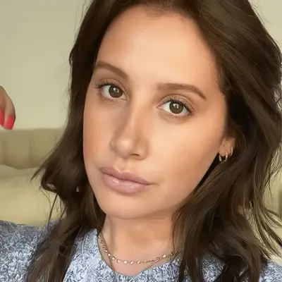 Ashley Tisdale selfie