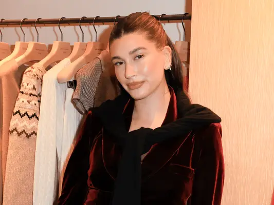 Nehty cookie cookie Hailey Bieber jsou nejsladší zimní mani