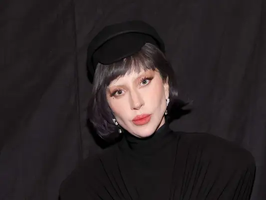 Lady Gaga handlede sin korte sorte bob for så meget iskaldt blondt hår